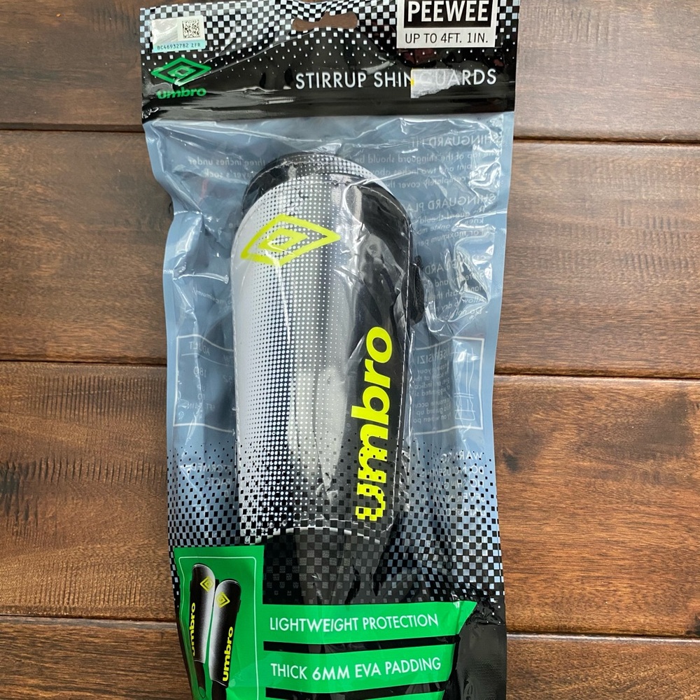 Pee-wee NWT Umbro stirrup soccer shinguards